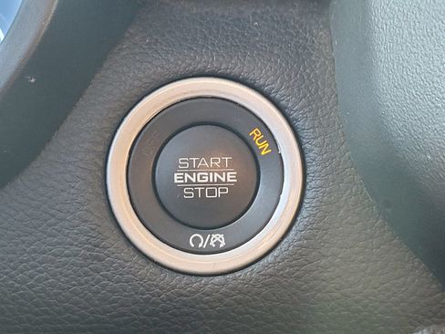 Used 2025 RAM 1500 Laramie AWD/4WD image 22