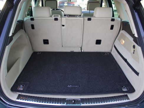 Used 2012 Volkswagen Touareg TDI image 29