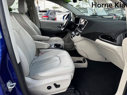 Used 2021 Chrysler Pacifica Touring-L w/ Uconnect Theater Family Group image 26