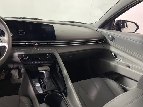 Used 2023 Hyundai Elantra SEL w/ Convenience Package image 18