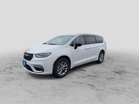 New 2026 Chrysler Pacifica Select image 4