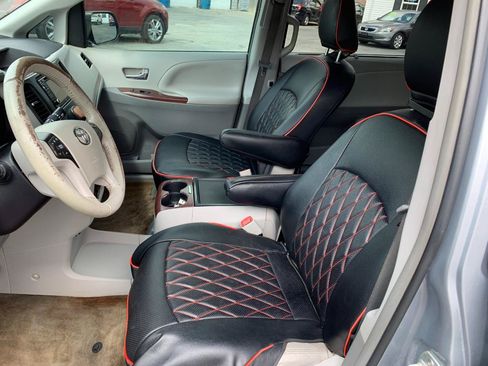 Used 2014 Toyota Sienna XLE FWD image 12