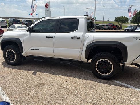 Used 2024 Toyota Tacoma TRD Off-Road w/ TRD Off Road Premium Package AWD/4WD image 7
