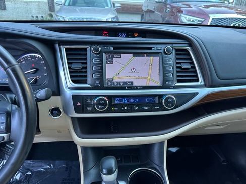 Used 2017 Toyota Highlander Limited image 19