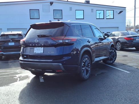 Used 2025 Nissan Rogue SL w/ Tech Package image 5