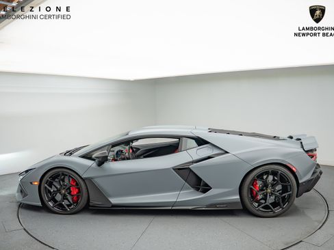 Used 2024 Lamborghini Revuelto image 16