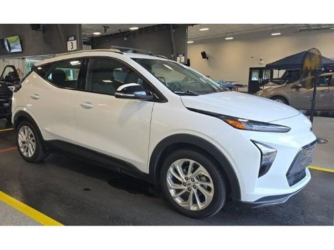 Used 2023 Chevrolet Bolt EUV LT w/ Driver Confidence Package FWD image 2