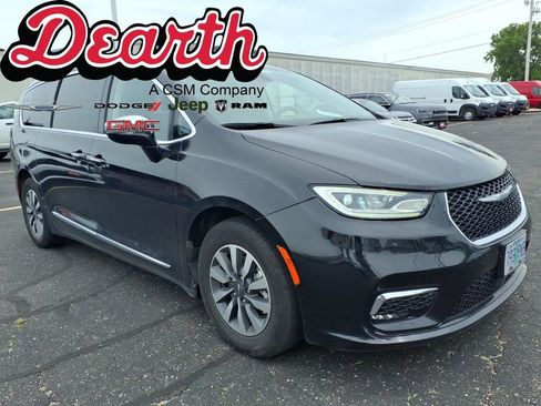 Used 2023 Chrysler Pacifica Limited FWD image 1