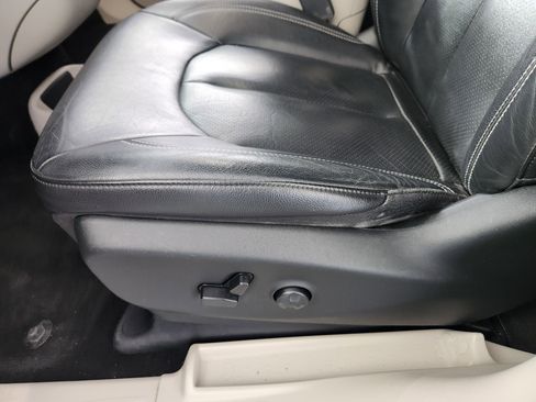 Used 2022 Chrysler Pacifica Touring-L image 12