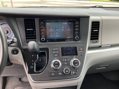 Used 2020 Toyota Sienna LE w/ LE Preferred Package FWD image 22
