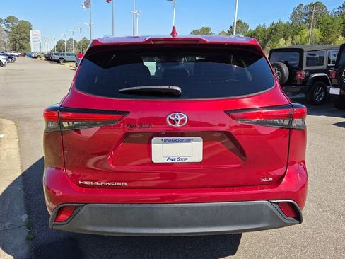 Used 2023 Toyota Highlander XLE image 11