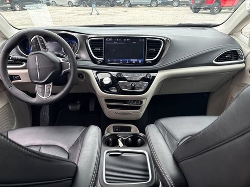 Used 2024 Chrysler Pacifica Touring-L AWD/4WD image 17