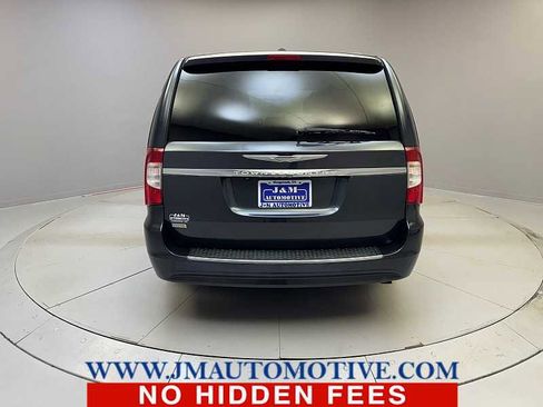 Used 2014 Chrysler Town & Country Touring image 4