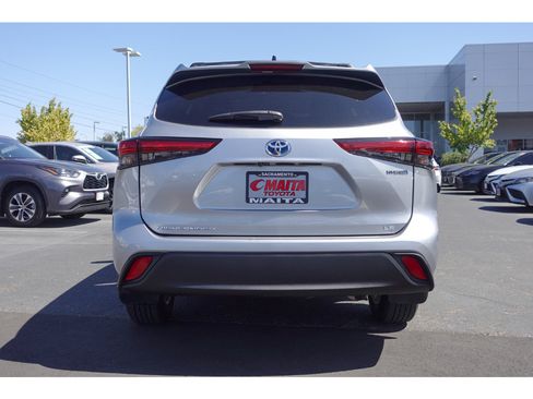 Used 2023 Toyota Highlander LE AWD/4WD image 4
