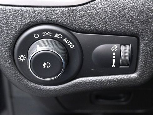 Used 2019 Jeep Cherokee Latitude w/ Cold Weather Group image 14