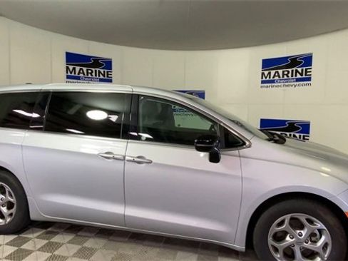 Used 2024 Chrysler Pacifica Limited image 3