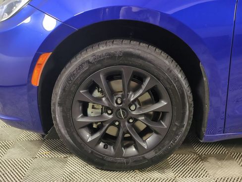 Used 2021 Chrysler Pacifica Touring-L w/ Uconnect Theater Family Group FWD image 11