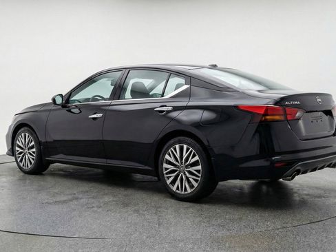 Used 2025 Nissan Altima 2.5 SV FWD image 6