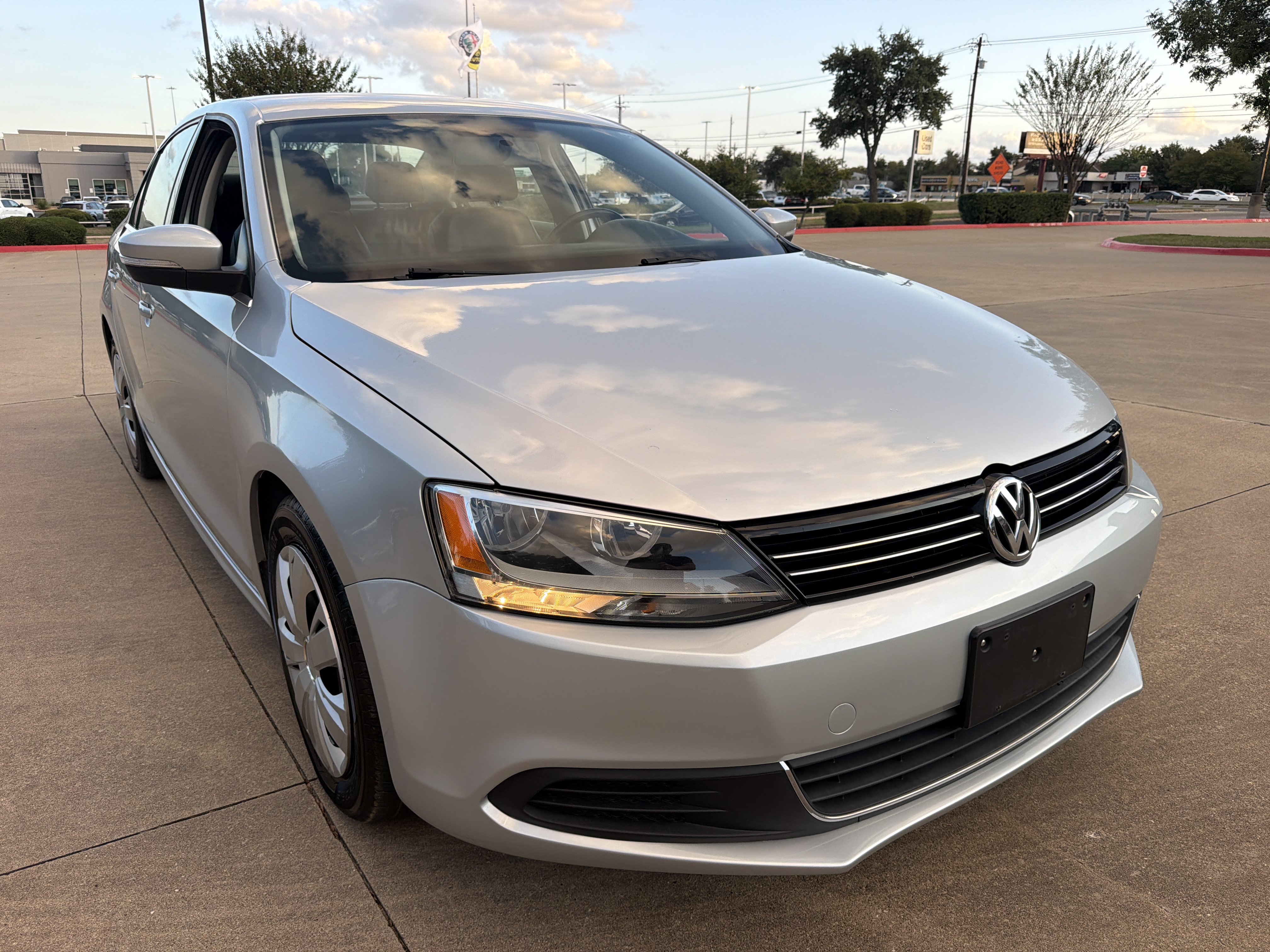 Used 2013 Volkswagen Jetta SE FWD image 1