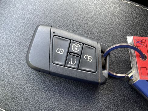 Used 2023 Volkswagen Tiguan SE image 38