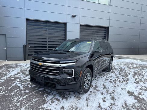 Used 2024 Chevrolet Traverse LT image 1