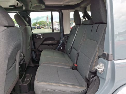 Used 2025 Jeep Wrangler Unlimited Sahara AWD/4WD image 10