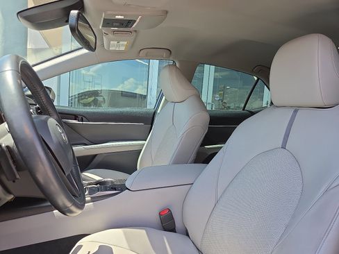 Used 2022 Toyota Camry XSE image 9