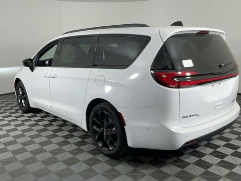 New 2025 Chrysler Pacifica Limited image 6