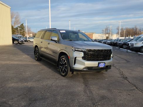 Used 2023 Chevrolet Suburban RST w/ Luxury Package image 18