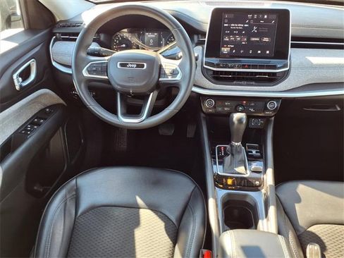 Used 2022 Jeep Compass Latitude image 3