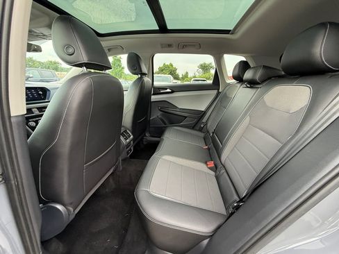 Used 2023 Volkswagen Taos SE w/ Panoramic Sunroof Package FWD image 26