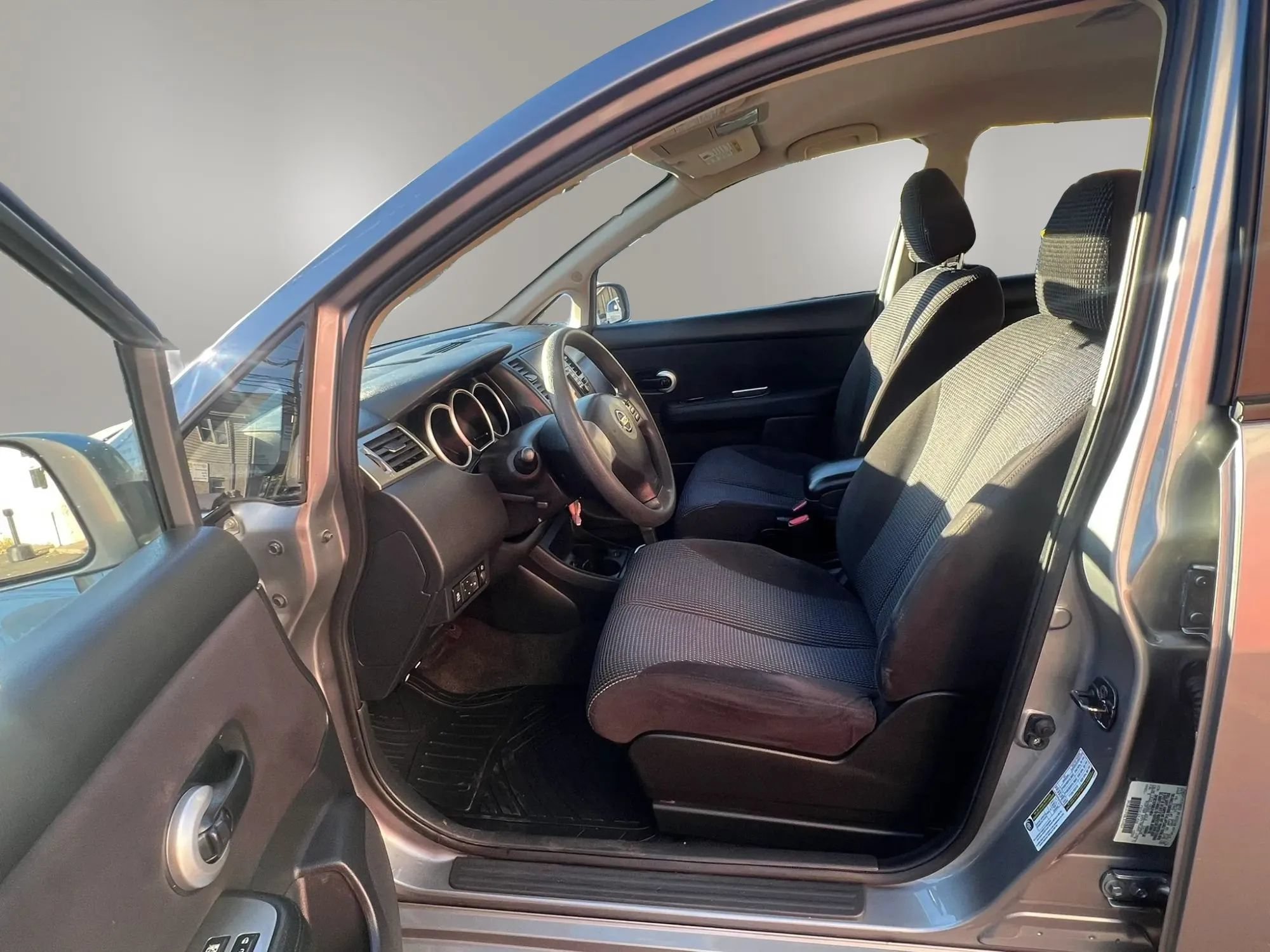 Used 2011 Nissan Versa Hatchback w/ Navigation/Satellite Pkg FWD image 23