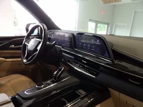 Used 2023 Cadillac Escalade ESV Premium Luxury w/ Performance Package AWD/4WD image 28
