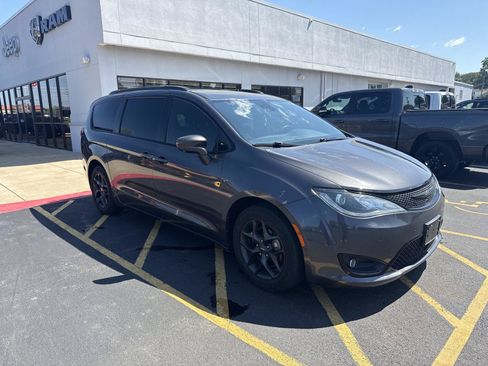 Used 2019 Chrysler Pacifica Touring-L Plus w/ Advanced Safetytec Group FWD image 2