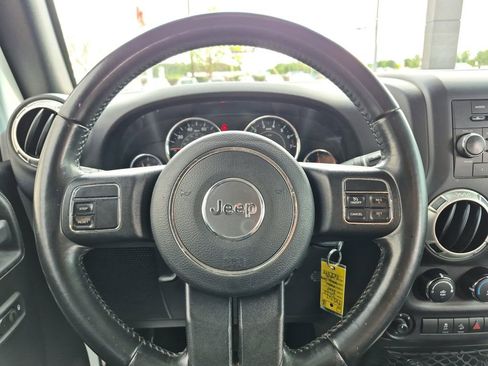 Used 2018 Jeep Wrangler Unlimited Sahara AWD/4WD image 15
