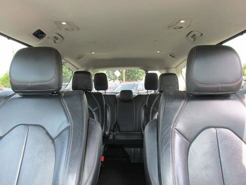 Used 2017 Chrysler Pacifica Touring-L FWD image 11