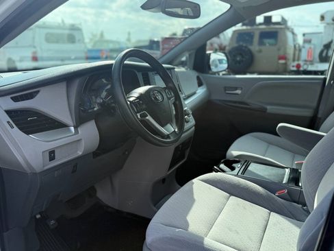 Used 2020 Toyota Sienna LE w/ LE Preferred Package FWD image 21