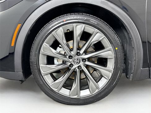 Used 2023 Toyota Crown Limited image 12