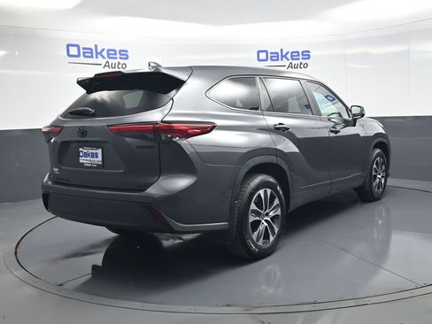 Used 2023 Toyota Highlander XLE AWD/4WD image 8
