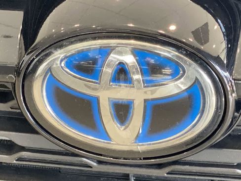 Used 2021 Toyota RAV4 XLE image 10