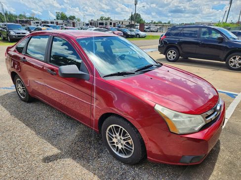 Used 2010 Ford Focus SE image 2