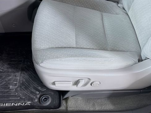 Used 2018 Toyota Sienna LE FWD image 21
