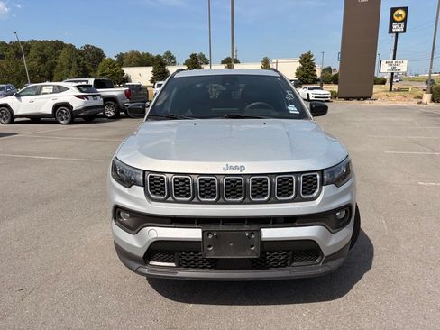 Used 2024 Jeep Compass Latitude AWD/4WD image 2