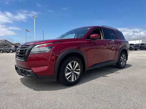 Used 2024 Nissan Pathfinder SL w/ Black Appearance Package AWD/4WD image 2