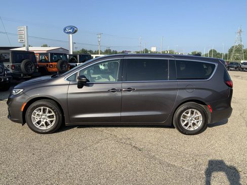 Used 2023 Chrysler Pacifica Touring-L FWD image 8
