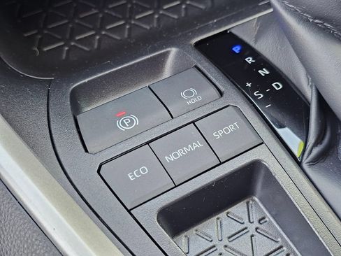 Certified 2025 Toyota RAV4 LE FWD image 33