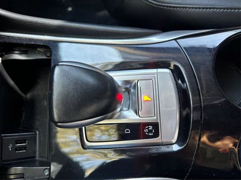 Used 2018 INFINITI QX30 Premium w/ Cargo Package image 34