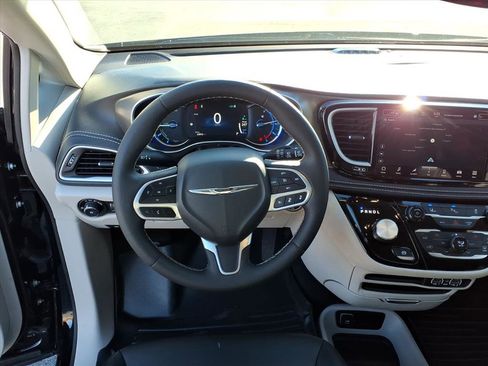 Used 2024 Chrysler Pacifica Select image 12