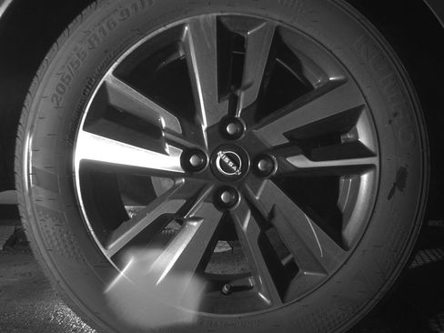 Used 2025 Nissan Versa SV FWD image 15