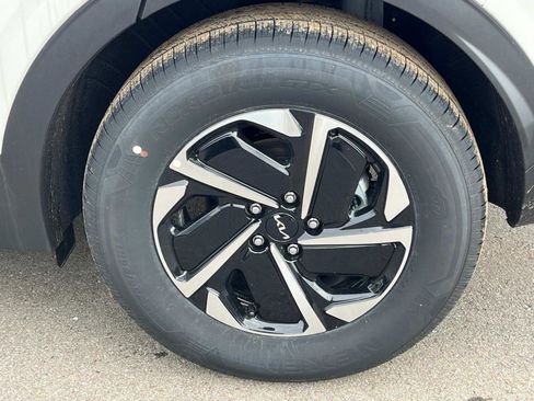 New 2025 Kia Sportage LX image 11